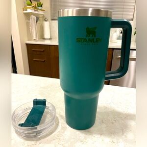 40 oz Stanley Quencher, no scratches or dents, rare forest green